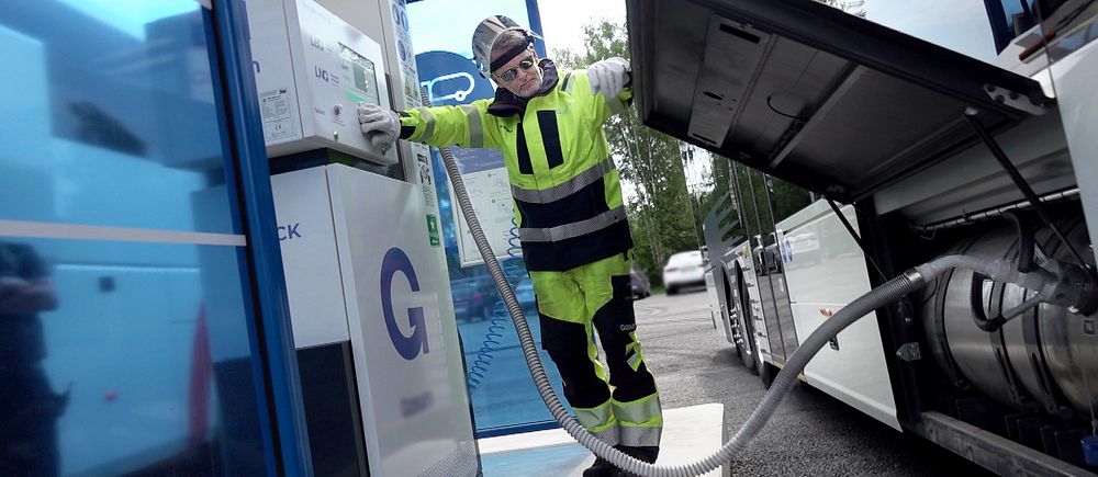 En buss i Södertälje tankas med biogas.