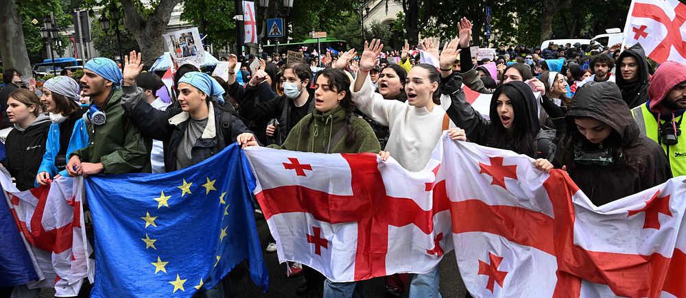 Demonstranter i Georgien visar sitt motstånd mot den kritiserade ”agentlagen”.
