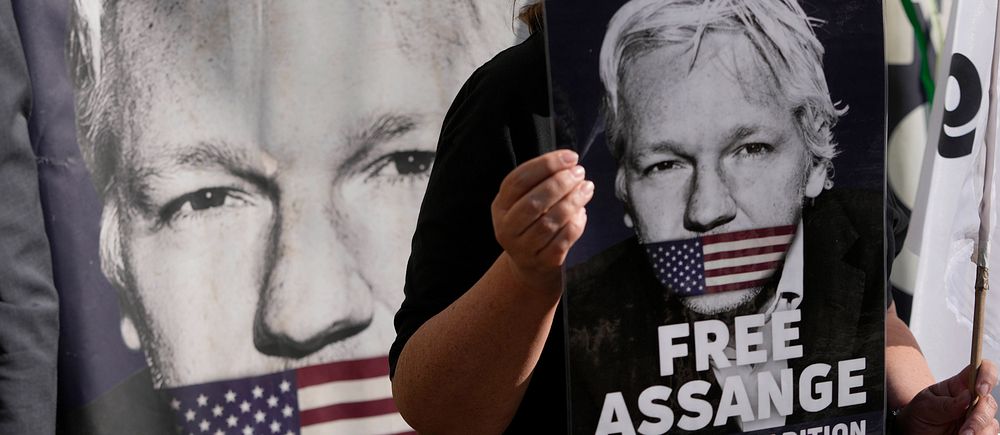 Kvinna med skylt om att frige Assange.