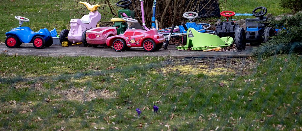 Leksaker i trädgården där flickan bodde med sin familj i en ort i Eslövs kommun. Arkivbild.