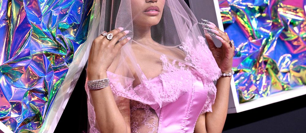Nicki Minaj, kvinna i rosa klänning.