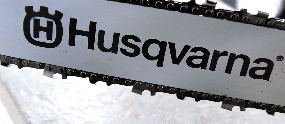Närbild på en Husqvarna motorsågs kedja med tydlig logotyp.