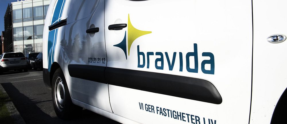 Bil med Bravida-logga framför företagets kontor