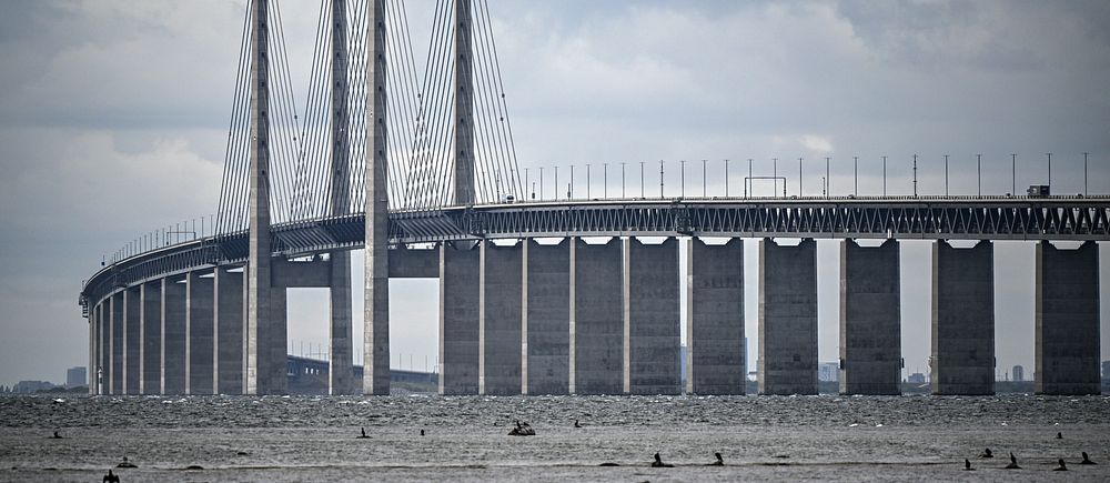 Öresundsbron sträcker sig över havet under molnig himmel.