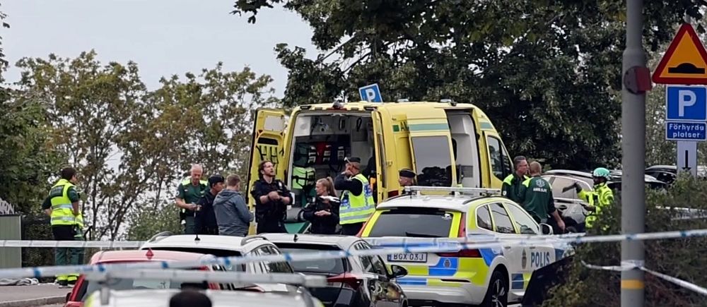 Polis och ambulans på plats efter skottlossning utomhus i Sätra, södra Stockholm.
