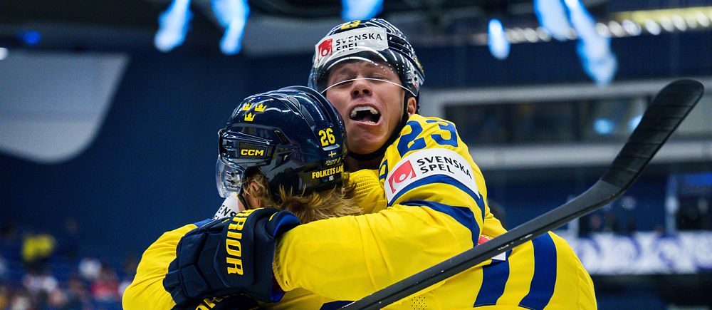 Lucas Raymond och Rasmus Dahlin firar 1-0 mot Finland