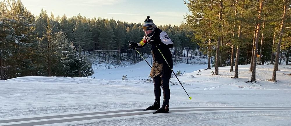 Tjej åker skidor