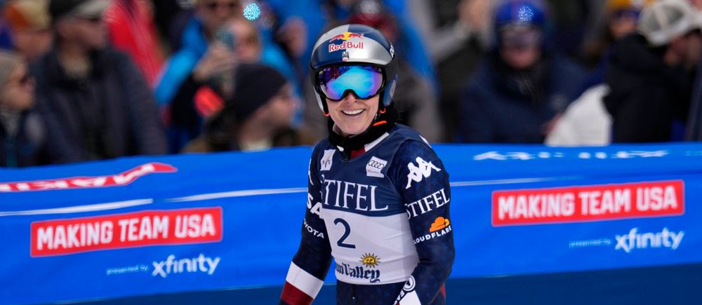 Alpin skidåkare i Team USA-dräkt står framför publik.