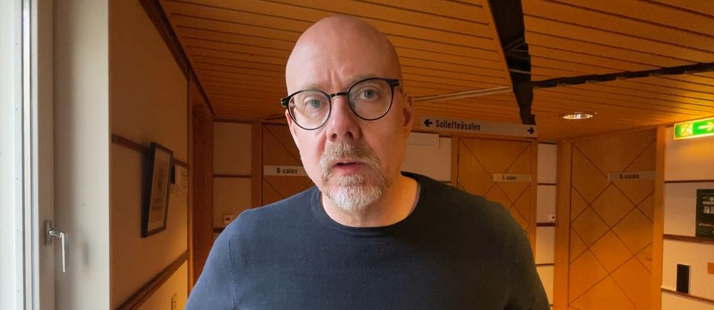 man, skallig, i blå tröja