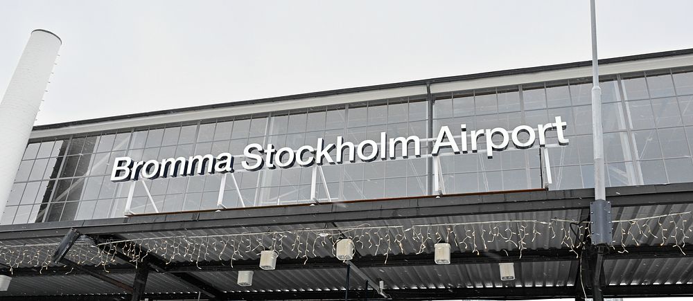 Bromma Stockholm Airports fasad med skylten tydligt synlig.