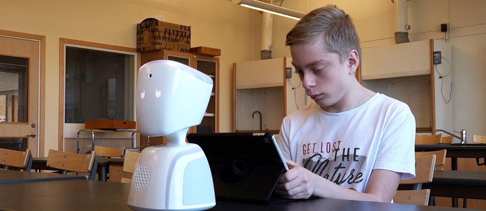 pojke i klassrum med robot
