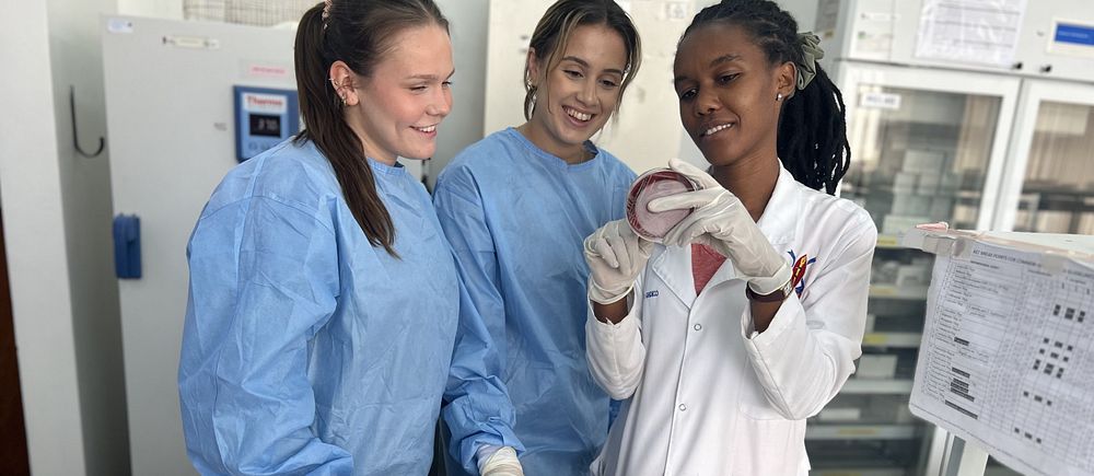 studenter från chalmers med laboratorieassistant i ett labb i Tanzania
