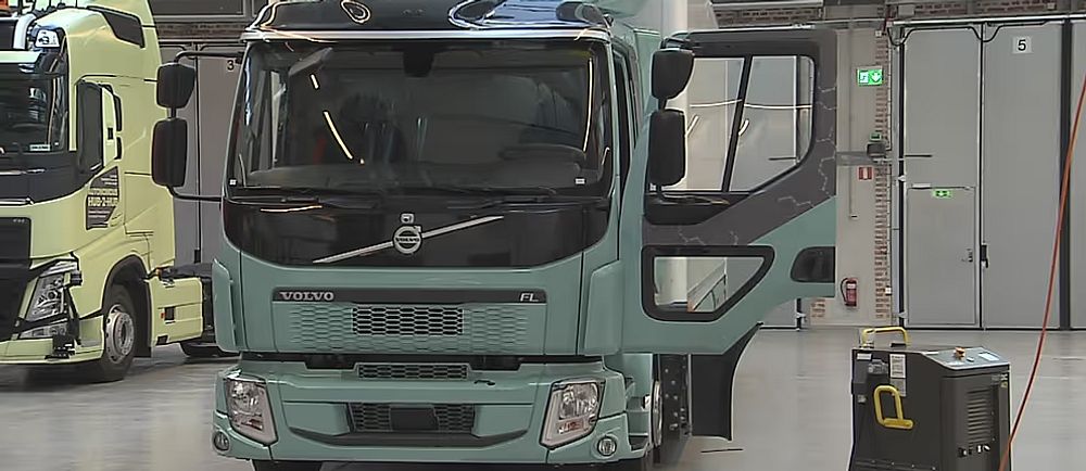 grön lastbil med öppen dörr