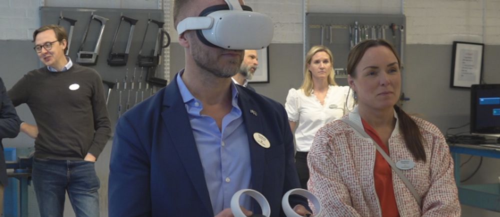 Civilminister Erik Slottner (KD) testar Nobelgymnasiets VR-verktyg