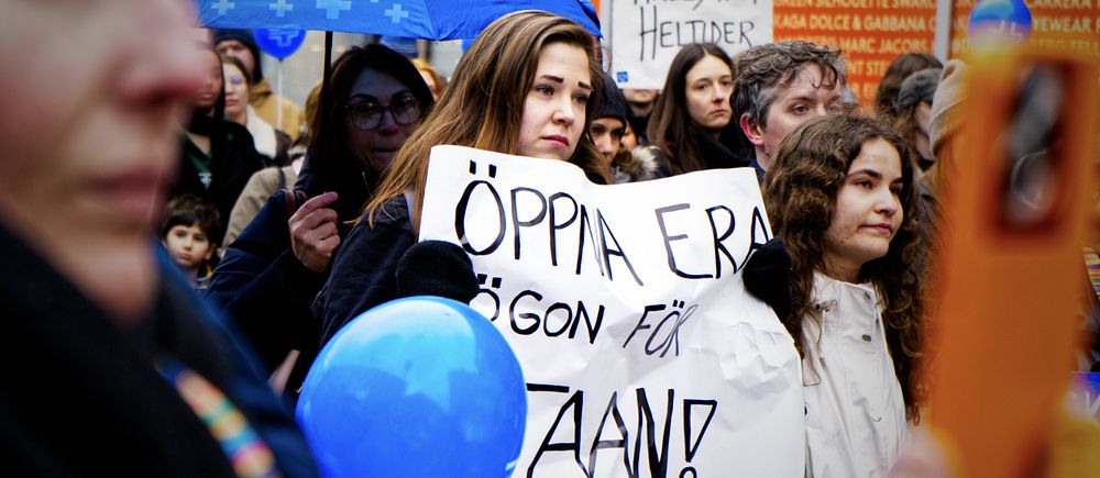 Kvinna med plakat på demonstration
