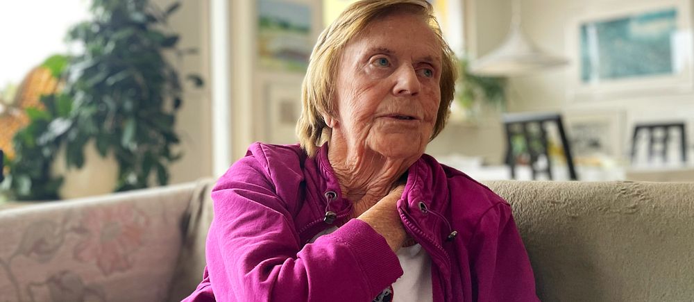 En 97-årig kvinna sitter i sitt vardagsrum i Helsingborg.