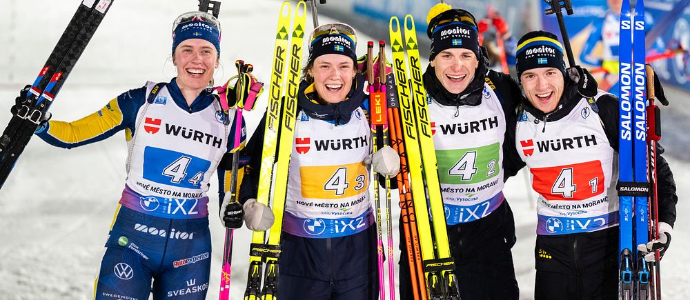Skidskyttarna Elvira Öberg, Hanna Öberg,  Martin Ponsiluoma och Sebastian Samuelsson, glada och uppställda med sina skidor efter målgång.