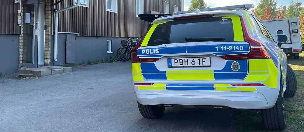 Polisbil utanför flerfamiljshus i Piteå där en person hittats död