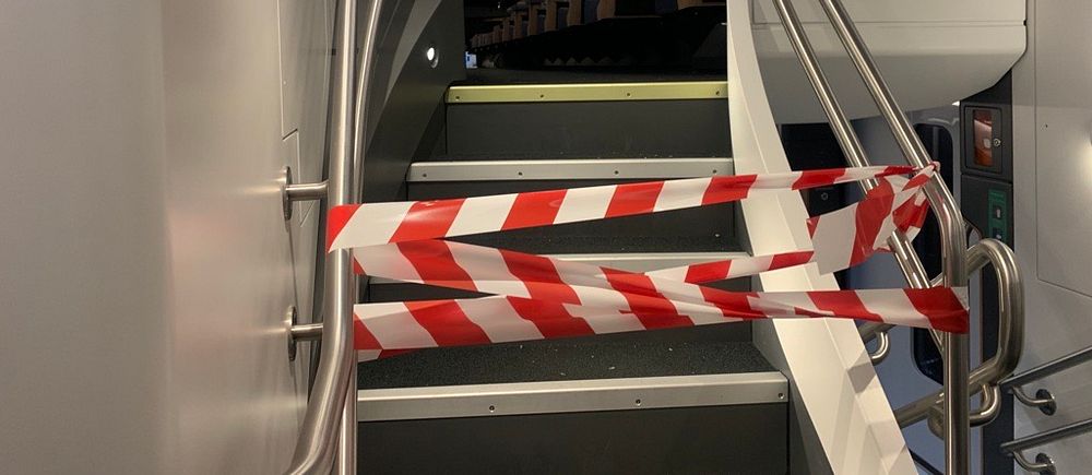Avspärrningsband framför trappan till övervåningen på Mälartågs dubbeldäckare.