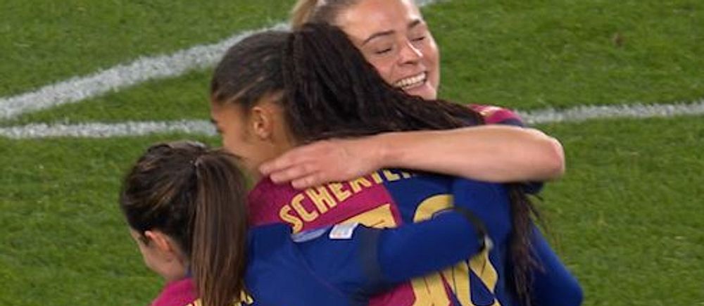 Lagkamrater i Barcelonas damlag kramar varandra på fotbollsplanen.