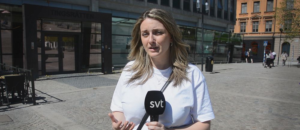 SVT:s reporter framför tingsrätten.