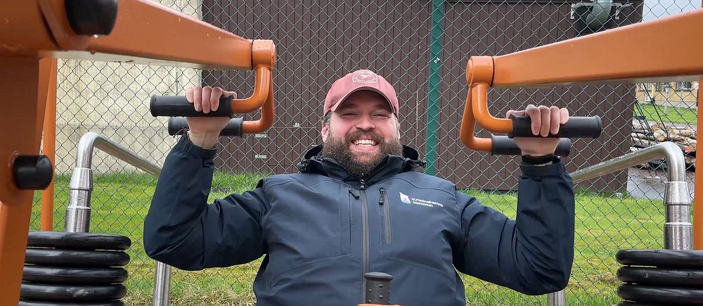 Jonatan Engh testar en av de nya gymmaskinerna i Kristinehamns stadspark