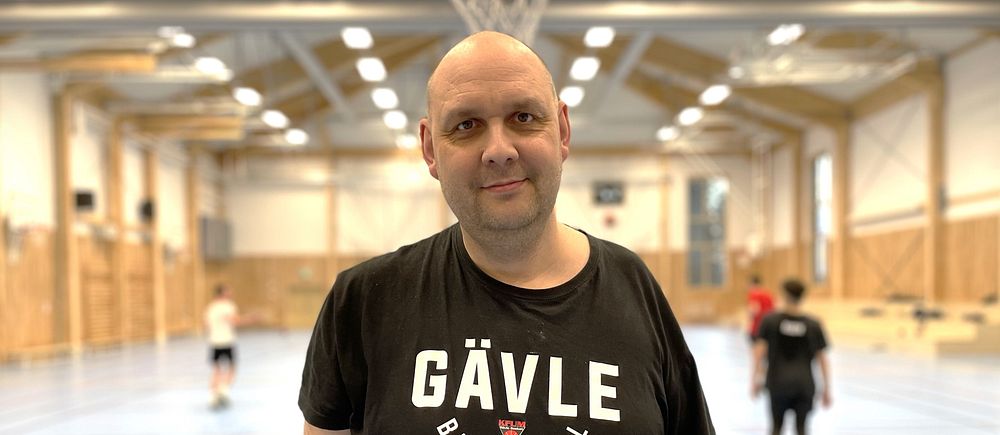 Baskettränaren Andreas Johansson i en baskethall i Gävle