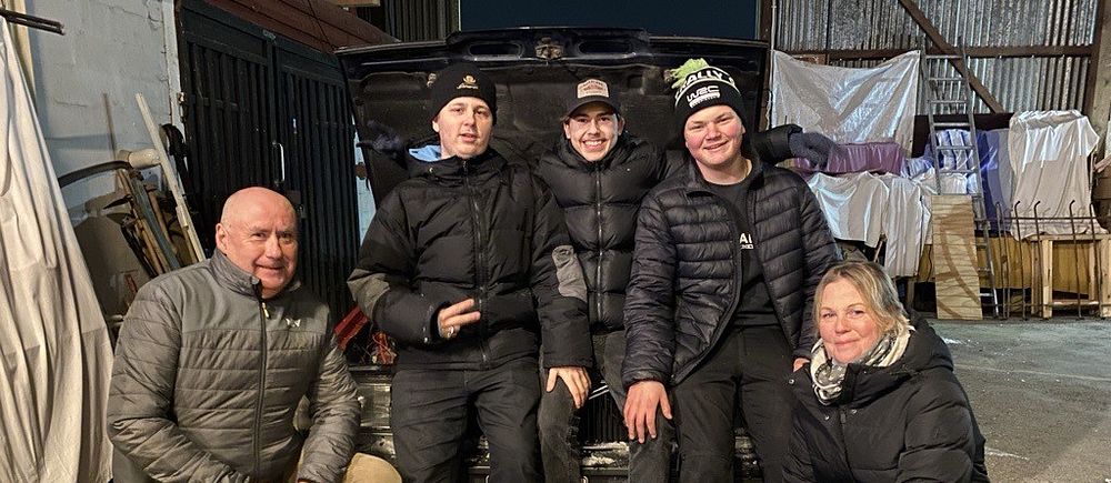 I klippet kan du se Mats Sjöö, från studieförbundet NBV, Melvin Allarud Vieweg, Anton Sääf, Liam Sundh berätta vad de tycker om initiativet med ett garage för ungdomar att meka i. På bilden syns även Caroline Tysell, från NBV.