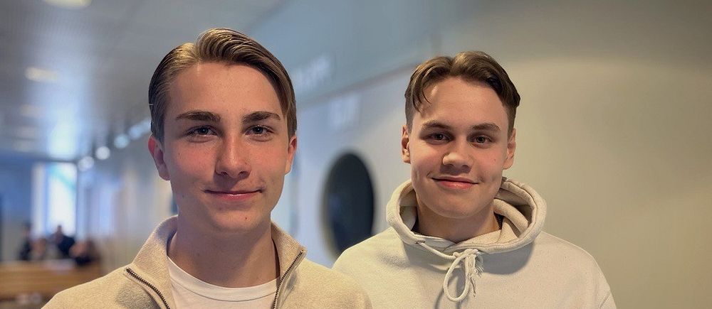 två elever i korridoren på Iggesunds skola
