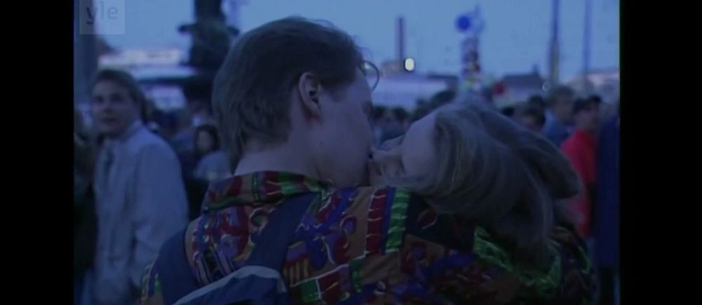 ett kyssande par på valborgsnatten