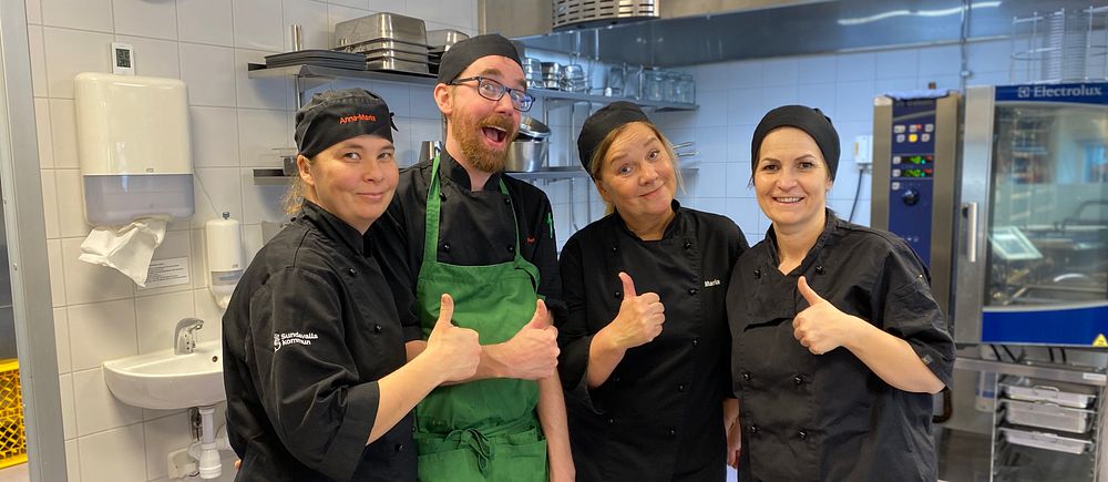 Kökspersonalen på restaurang Skogsgläntan på Skönsmons skola ger tummen upp för att ha blivit utsedd till ett av de tio bästa skolköken i Sverige av White Guide Junior