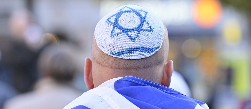 En man med judisk kippa med davidsstjärna under söndagens proisraeliska demonstration på Norrmalmstorg i Stockholm