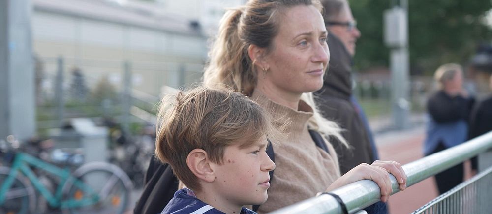 Fotbollsspelaren Ossian med sin mamma vid Mälarhöjdens IP som varit stängt efter dödsskjutningen. ”Jag tänker fortfarande komma hit för att spela”, säger Ossian Stridsman.