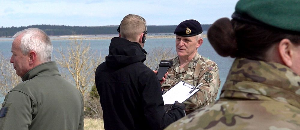 Natogeneral intervjuas av media på Gotland