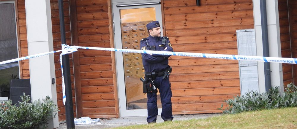 En man har anträffats avliden i Norrköping. Stor polisinsats pågår.