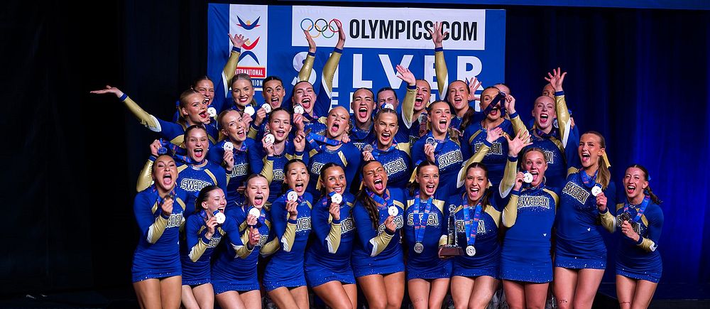 Ett svenskt cheerleadinglag jublar efter att ha vunnit silvermedaljer vid tävling.