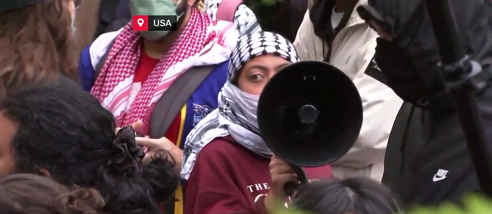 Student med megafon och palestinasjal i USA