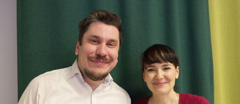 till vänster är det nya kommunalrådet Robert Halvarsson och till höger är det nya kvinnliga språkröret Sara Burnett.