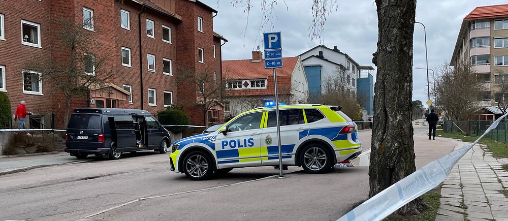 Polisbil på Oxbacken i Västerås, där polisen utreder ett grovt våldsbrott.