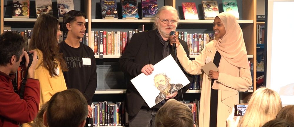 Nobelpristagaren i litteratur, Jon Fosse, möter elever på Rinkeby bibliotek.