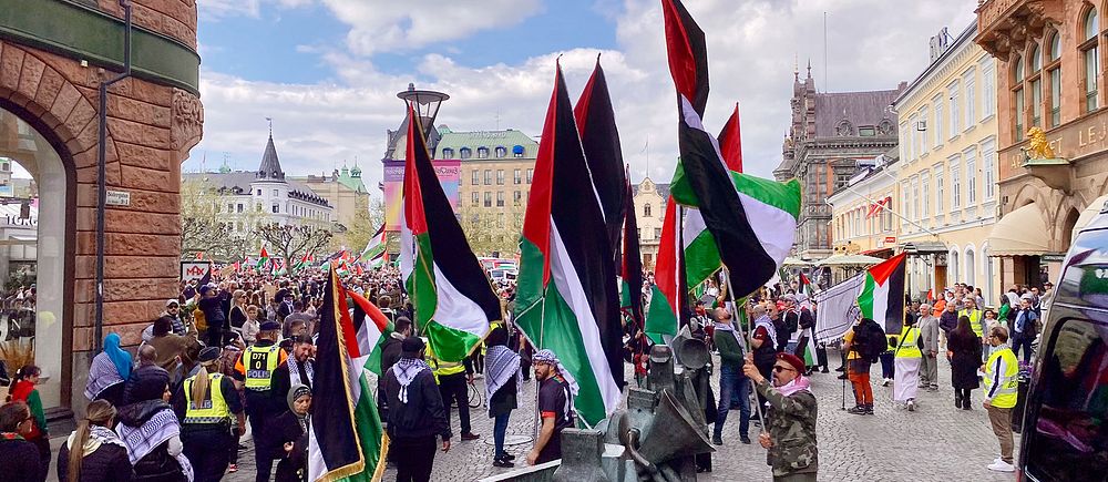 mycket folk med palestinska flaggor på Stortorget i Malmö