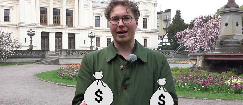 En person håller två illustrerade pengapåsar framför Lunds universitet.