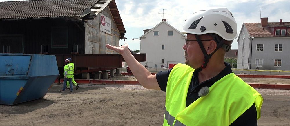 Pasi Rönkkö, från Nyköpings kommun, visar hur godsmagasinet ska flyttas.