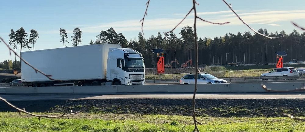 Ett körfält är avstängt på E20 i Marieberg i Örebro.