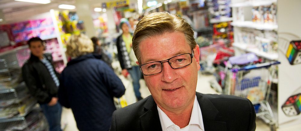 Boris Lennerhov i kostym på Gekås i Ullared. Kunder syns i bakgrunden.