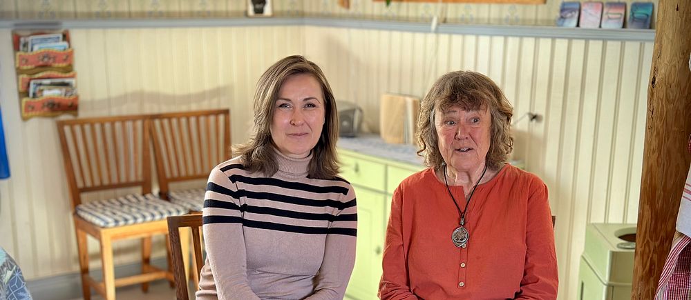 Dotter och mor, Linnea och Mia Åkerblom, sitter på stolar i ett kök.