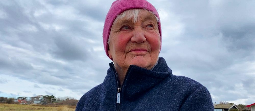 Äldre kvinna som tagit ställning emot bilstrand i Laholm