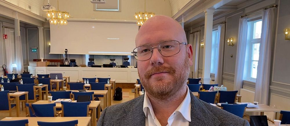 Robert Thunfors (SJVP), står och tittar rakt in i kameran.