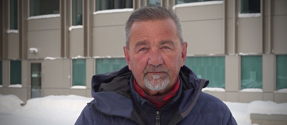 Kristdemokraternas gruppledare i Östersund, Stephen Jerand, står utomhus i snön i blå jacka