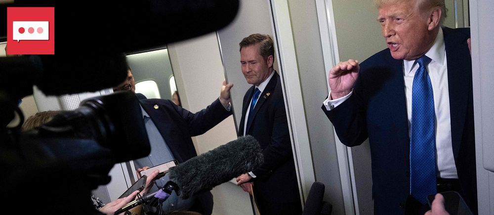 Intervjusituation med politiker och journalister på flygplan. Kameror och mikrofoner syns tydligt.